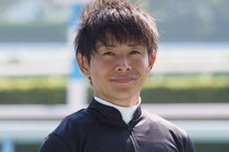 【京都12R】川須栄彦騎手が直線で落馬…頭部、左肩の負傷