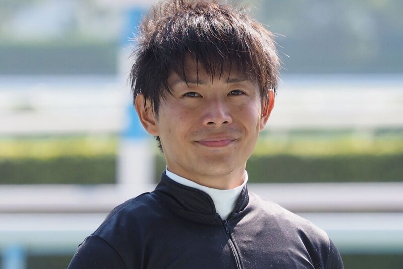 【京都12R】川須栄彦騎手が直線で落馬…頭部、左肩の負傷