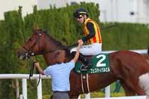 【ファンタジーS】C.デムーロ「すごく馬も反応してくれた」フェスティバルヒルが重賞初制覇