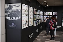 武豊騎手デビュー40周年記念展示が阪神競馬場で開催
