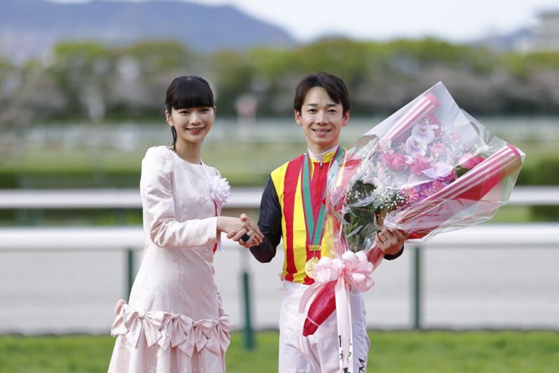 桜花賞に華添えた見上愛、阪神でプレゼンター…スターアニス祝福「白熱したレースに感動」
