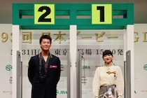 見上愛＆竹内涼真“リアル出走ゲート”から登場…日本ダービー応援コーデ披露