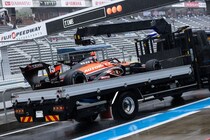 タイトル争いに痛手……予選最速の岩佐歩夢、クラッシュでQ2タイム全削除→エンジン交換で最後尾スタートに｜スーパーフォーミュラ第9戦