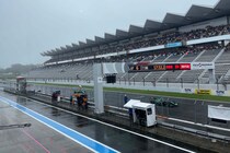 富士は雨……視界悪く走れずに、セーフティカー先導走行のみで終了。フェネストラズ優勝｜スーパーフォーミュラ第9戦富士決勝速報