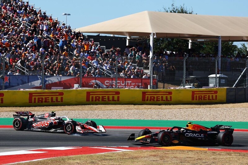 角田裕毅攻略に失敗してスピン！　ベアマンが憤慨「ユウキの動きは危なすぎる。子供たちに見せるべきじゃないよ」　一方の角田は「え？　どの場面？」と驚く