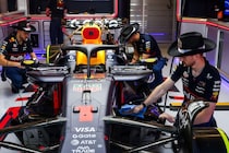 レッドブルに880万円の罰金！　F1アメリカGPフォーメーションラップ開始後に、チームメンバーがグリッドに戻る失態。スチュワード「安全を脅かす行為」