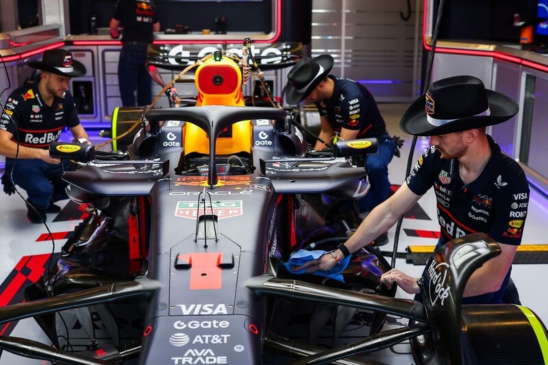 レッドブルに880万円の罰金！　F1アメリカGPフォーメーションラップ開始後に、チームメンバーがグリッドに戻る失態。スチュワード「安全を脅かす行為」