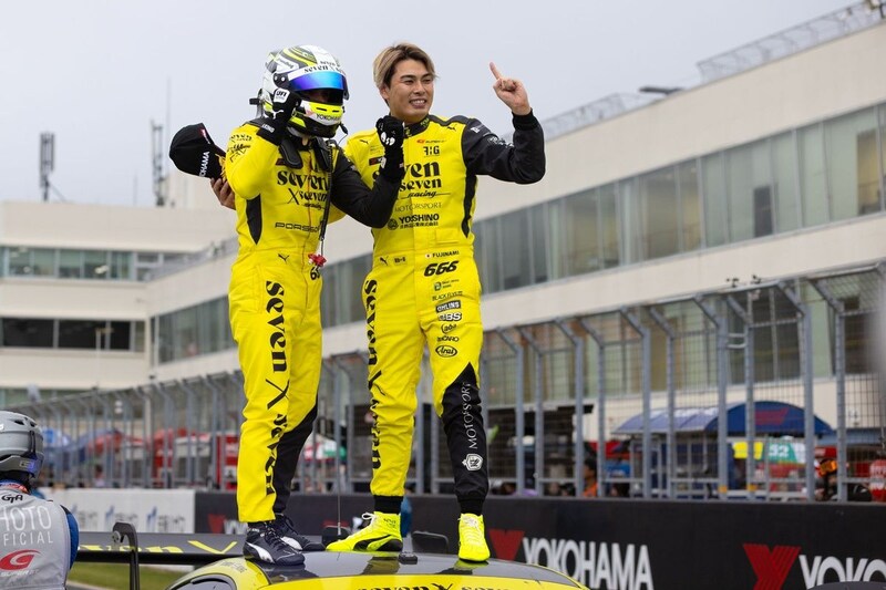 seven × sevenポルシェ、“ペナ祭り”の乱戦制し初勝利。藤波清斗は相方ハリー・キングの速さをベタ褒め「何よりそこがキーになった」｜スーパーGT第7戦