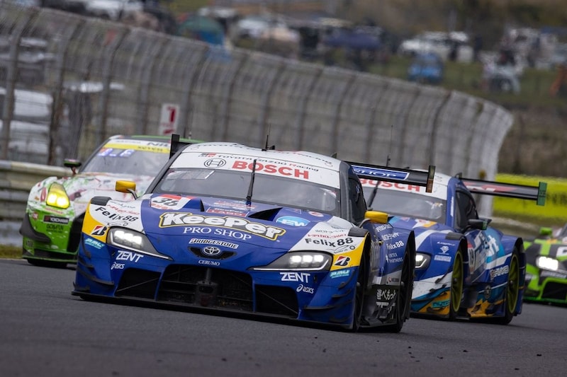 最後尾転落も“通せんぼ作戦”でタイトル戦線生き残り! 大湯都史樹、勇退の石浦宏明と初王座なるか「もてぎはトムスが強い。気を引き締めないと」|スーパーGT第7戦