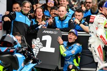 【MotoGP】トラックハウス、実はNASCAR好調がプレッシャーに？　チーム初優勝をブリビオ代表とアプリリアCEO喜ぶ