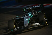 覆面姿でスタンドからF1をひっそり観戦……ラッセル「注目されなかったし、楽しかった」　メキシコ最大の難関は予選でのトラフィックに？
