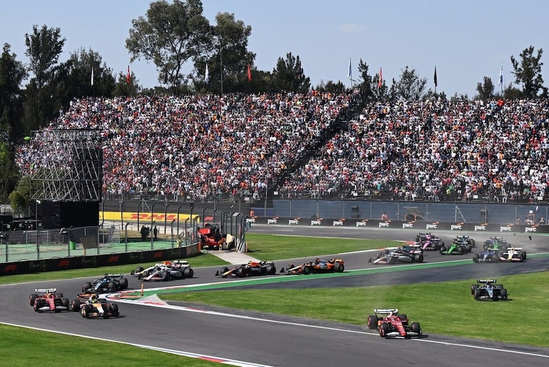 F1メキシコシティGP決勝速報｜ノリス優勝でランキング首位浮上。フェルスタッペン、ルクレールとの大バトルの末3位。角田11位入賞ならず