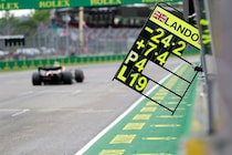 無線があるなら要らないのでは？　原始的なピットボードが今もF1で使われるシンプルな理由