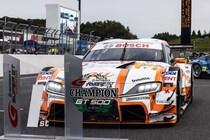 歴史に新たな1ページ！　au TOMSが大一番勝ち切る王者のレースで3連覇。坪井はロニーに並ぶ4度目GT500王座｜スーパーGT最終戦決勝レポート