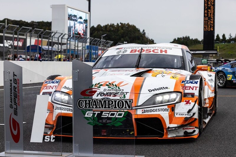 歴史に新たな1ページ！　au TOMSが大一番勝ち切る王者のレースで3連覇。坪井はロニーに並ぶ4度目GT500王座｜スーパーGT最終戦決勝レポート