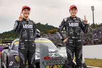 【スーパーGT】決着は1点差。LEON蒲生＆菅波がGT300クラス王者に「チェッカーを受けるまでフルプッシュ……選手権争いの状況は把握していなかった」