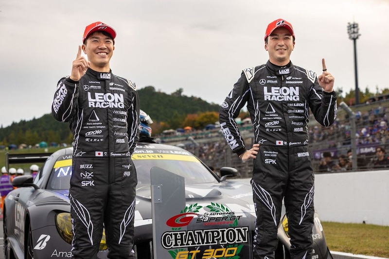 【スーパーGT】決着は1点差。LEON蒲生＆菅波がGT300クラス王者に「チェッカーを受けるまでフルプッシュ……選手権争いの状況は把握していなかった」