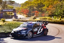トヨタ絶好調！　オジェが総合首位、勝田貴元が2番手に続くも……ロバンペラが痛恨クラッシュ｜WRCラリー・ジャパン