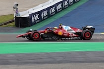 ハミルトンの”悪夢”は続く。サンパウロGPは1周目に2度の接触「フェラーリでドライブするという夢との狭間で揺れている」