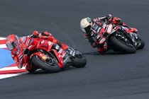 【MotoGP】アプリリア、2026年にドゥカティを追い越せる？　好調トラックハウスのブリビオ代表が寄せる信頼