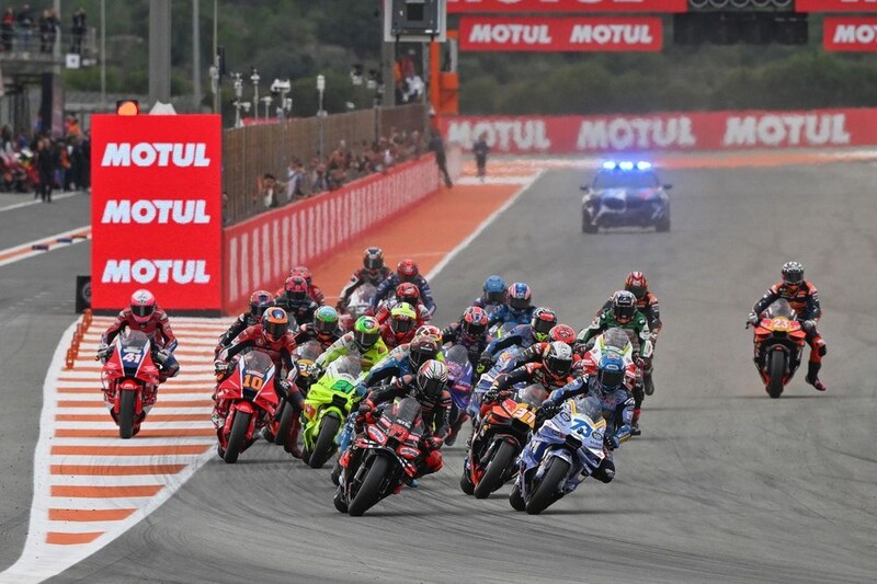 【MotoGP】モルビデリは「もっと集中しろ」。グリッドで衝突されたエスパルガロ兄、もはや諦めの境地?|バレンシアGP