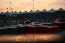 F1アブダビGP FP2速報｜ランク首位ノリス最速、フェルスタッペンが続く。ピアストリ出遅れ11番手。角田裕毅はセクター3苦しみ17番手