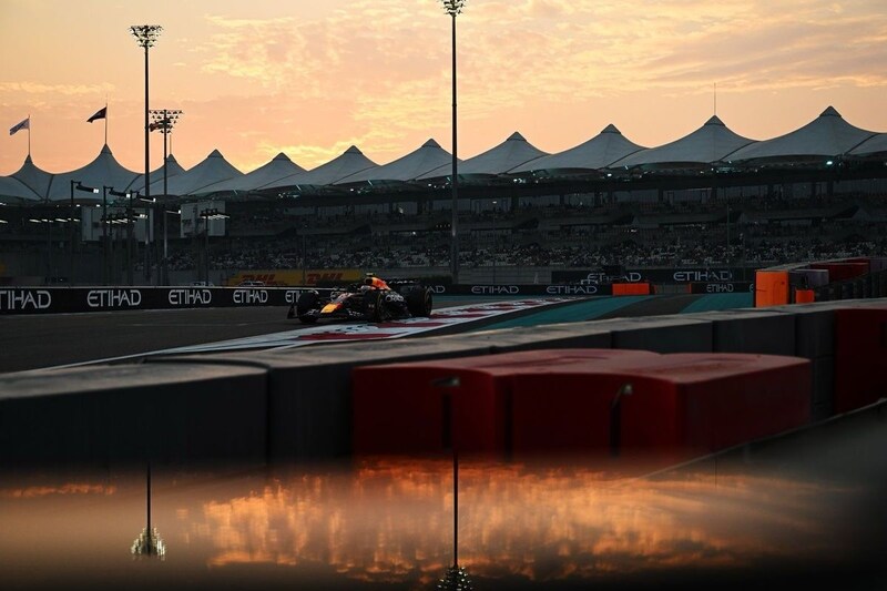 F1アブダビGP FP2速報|ランク首位ノリス最速、フェルスタッペンが続く。ピアストリ出遅れ11番手。角田裕毅はセクター3苦しみ17番手