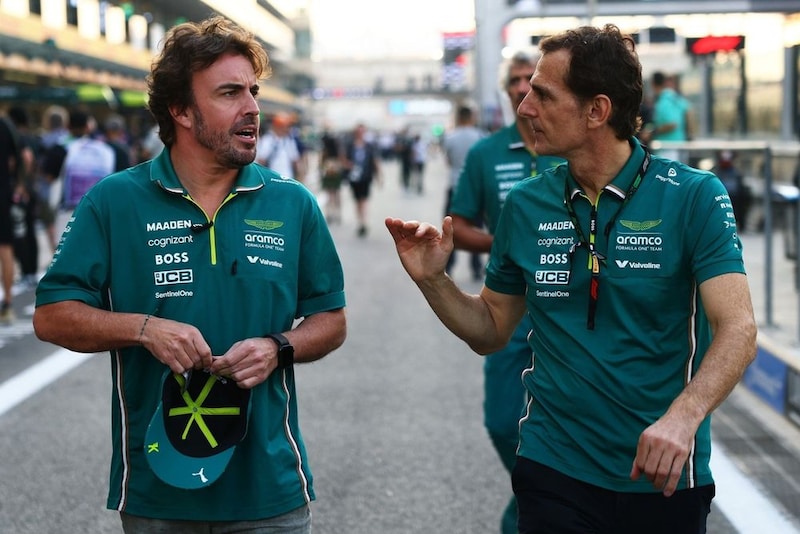 大切なファンを待たせたので900万円。アストンマーティン、アロンソ＆ストロールのイベント欠席で多額の罰金。誠意のサイン入りキャップ配布へ