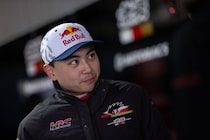 トップガンみたい……世界の岩佐歩夢、ヘリコプターで鈴鹿に降り立つ。アブダビF1テストの翌日、スーパーフォーミュラテストに参加「それができなきゃプロじゃない」