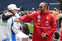 ハミルトン強火ファンのハジャー少年がTVを破壊！？　2021年F1アブダビGPでのマル秘エピソードを明かす