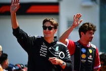 ラッセル、ルクレールサンタから“特大煽り”プレゼント受け取る。一悶着あったバトルシーンがフォトフレームに「なんてお行儀の悪い子……」