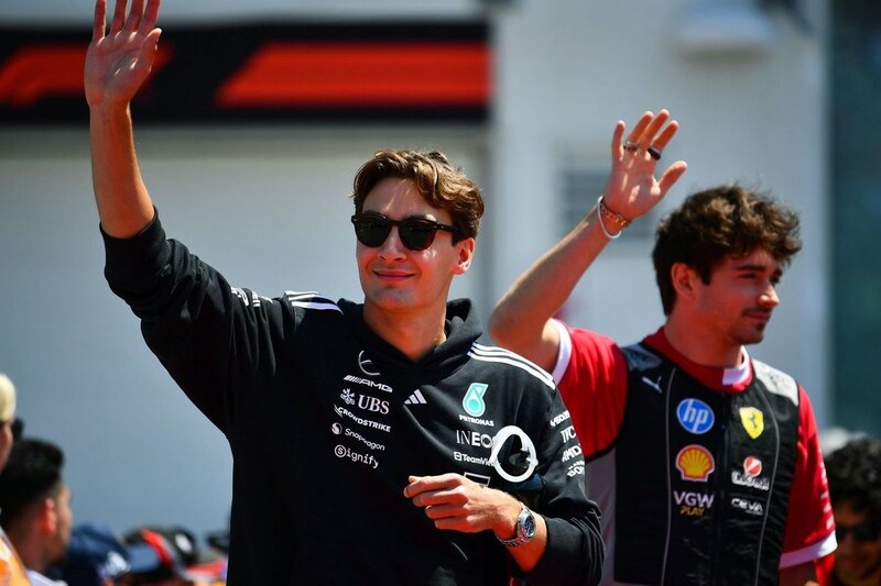 ラッセル、ルクレールサンタから“特大煽り”プレゼント受け取る。一悶着あったバトルシーンがフォトフレームに「なんてお行儀の悪い子……」