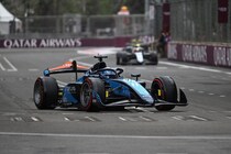 クラッシュ連発で赤旗3回の大波乱！　アストン育成クロフォードが最速。宮田莉朋は19番手｜FIA F2バクー予選