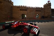 F1アゼルバイジャンFP2速報｜ハミルトン首位のフェラーリ1-2！　マクラーレン2台は10番手以下に沈む。角田裕毅14番手