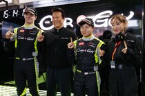 前戦鈴鹿での激アツバトル再び……？　連勝狙うCARGUYと失格リベンジ期すLM corsaが最前列に。“追う側”は気迫十分｜スーパーGT第6戦SUGO