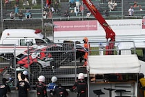 スーパーGT第6戦、ホームストレートで複数台大破の多重クラッシュ。ドライバーは全員自力でマシンから降りる