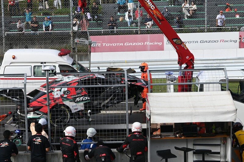 スーパーGT第6戦、ホームストレートで複数台大破の多重クラッシュ。ドライバーは全員自力でマシンから降りる