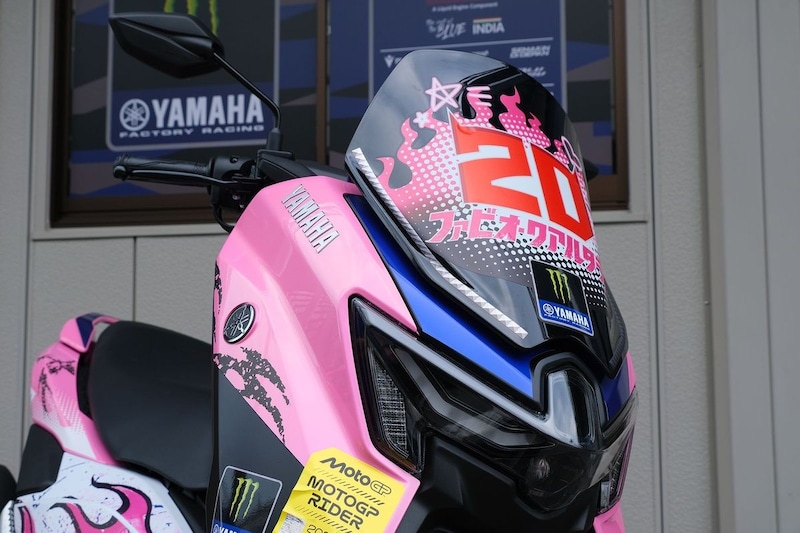 MotoGP日本GPでヤマハが特別仕様車を投入。パドック移動スクーターに今年はイメージと異なる”どピンク”を用意