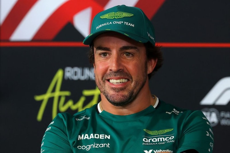 フェルナンド・アロンソ、アストンの4000万円超え最高級SUVをモナコで納車「最高だ」……これでも彼の愛車では安い方？