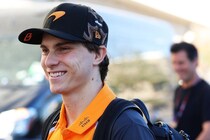 激しいF1タイトル争いの裏でピアストリが戦っていた、“UNO世界選手権”。ラッセルがローカルルール採用で優位に「みんな負けず嫌いなんだ！」