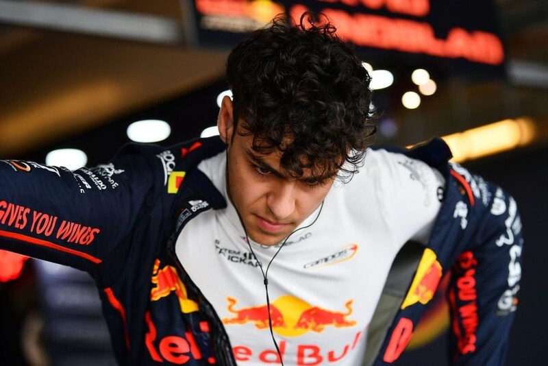 F1昇格リンドブラッド、1年目は「厳しいモノになる」とレーシングブルズが警告
