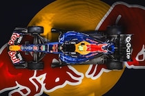 レッドブル、自社製PUを搭載する初代マシンRB22のカラーリングを発表。これまでのイメージを一新