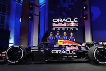 新しくもレトロな雰囲気……レッドブル・フォードの新カラーリングに、フェルスタッペン感銘。メキーズ代表「チームの黎明期へ、敬意を込めた」