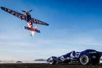 あわや大惨事！？　レッドブルのカラーリング発表で空中アクロバット披露のエアレース王者「目隠ししたまま針の穴に糸を通すようだった」