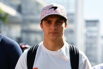 Googleのスマホ広告がF1ファンの間で話題。ピアストリのアルピーヌ離脱や「ロボット」のような冷静さをネタに