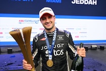 エバンス＆ジャガー、今季初ポイント獲得が優勝という珍事。ポルシェ勢ダブル表彰台｜フォーミュラE第3戦マイアミE-Prix決勝