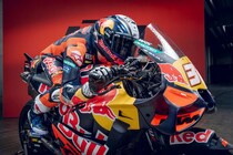 【MotoGP】KTMの新型バイクは「ゼロから作った」みたいに去年と違う？　アコスタとビンダー、オフシーズンの努力っぷりを称賛