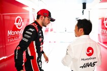 新人ベアマンに成績面で劣ったオコン。“もっと期待していた”ハース小松代表、しかし信頼揺るがず「彼のポテンシャルはアブダビを見れば分かる」