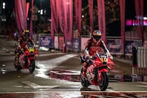 MotoGPシーズン開幕イベント、マレーシアのクアラルンプールで開催。ライダーたちがレーシングマシンで街に繰り出す