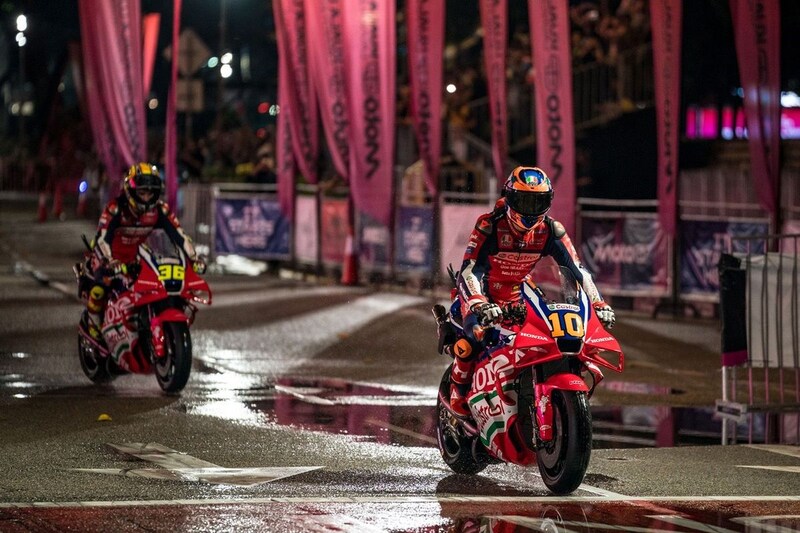 MotoGPシーズン開幕イベント、マレーシアのクアラルンプールで開催。ライダーたちがレーシングマシンで街に繰り出す